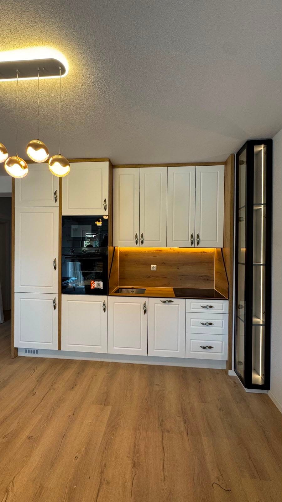 Kuzhinë Klasike Shaker me Detaje Druri & Vitrinë të Ndriçuar