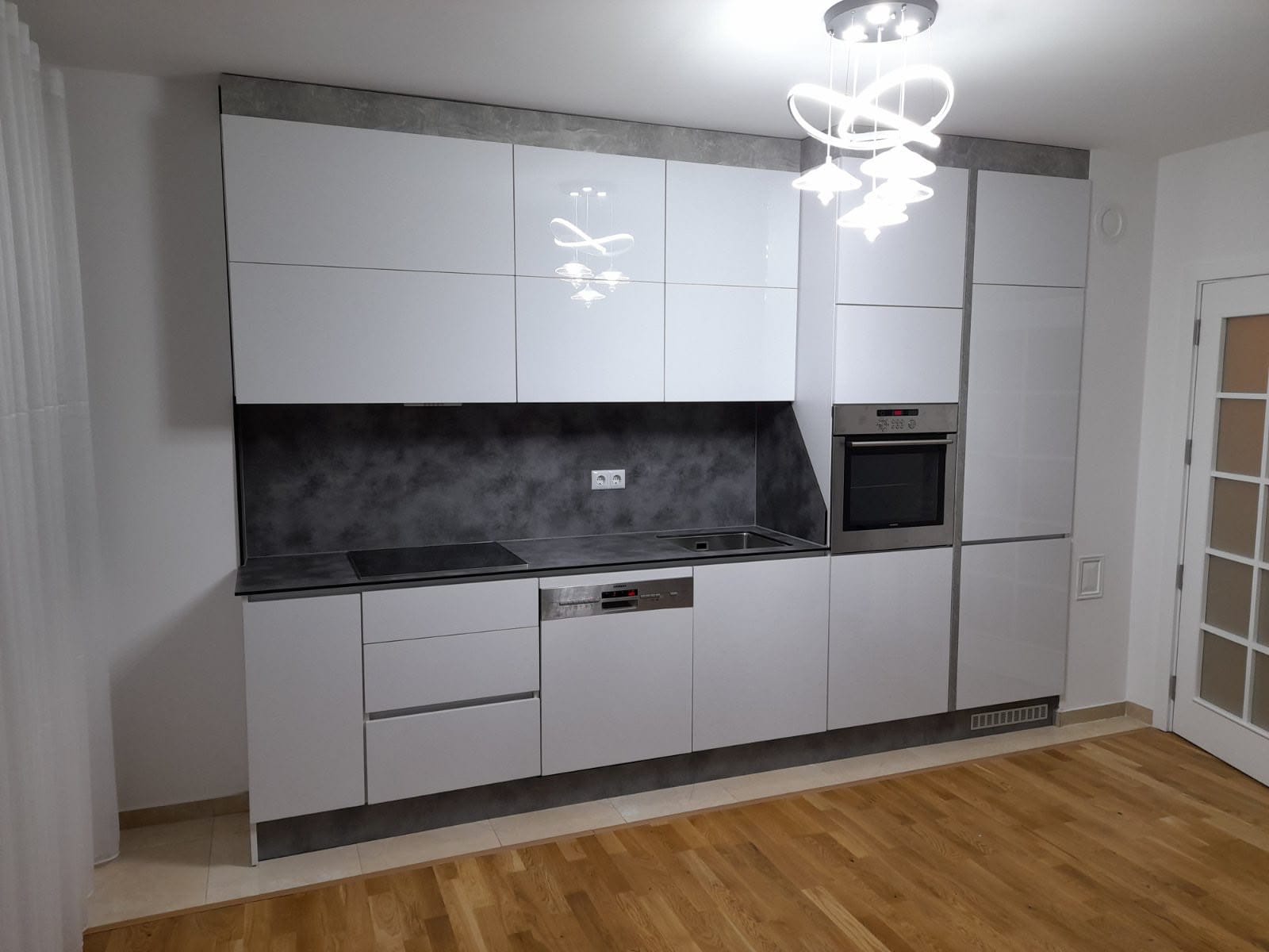 Kuzhinë Minimaliste me Shkëlqim dhe Detaje Betoni